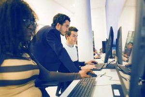 Etudiants devant un ordinateur