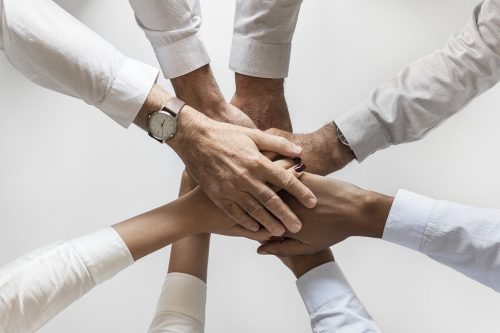 Mains représentants un partenariat