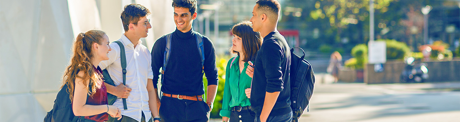 Groupe d'étudiants au soleil