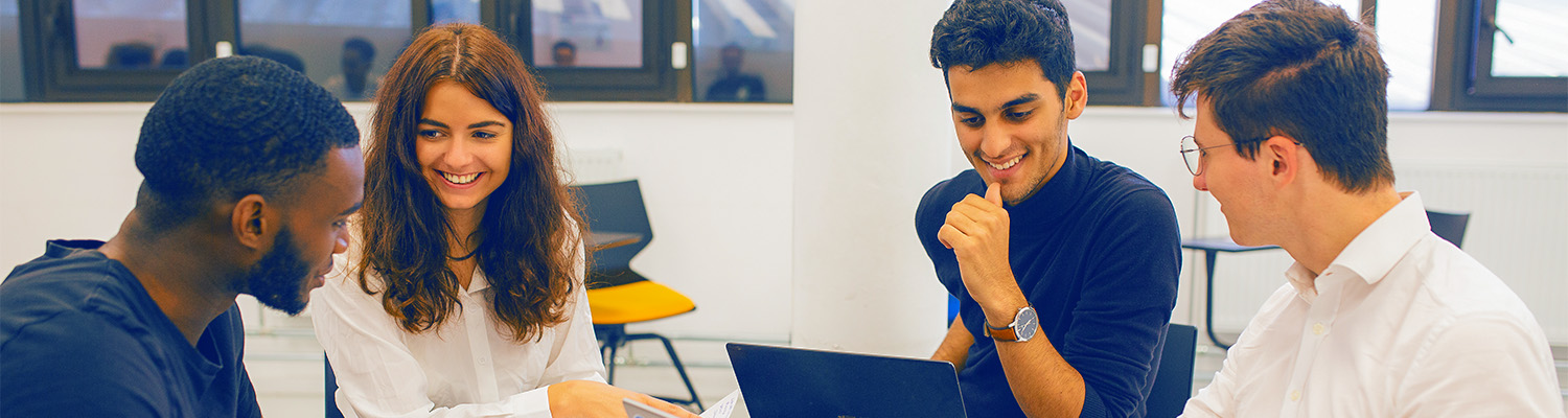 Etudiants en salle d'innovation pédagogique