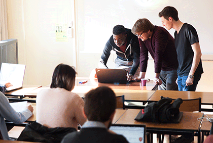 Etudiants travaillant en groupe
