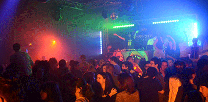 Une soixantaine de clubs et associations entourent le "Foyer" : salle de spectacle et dancefloor Foyer des élèves