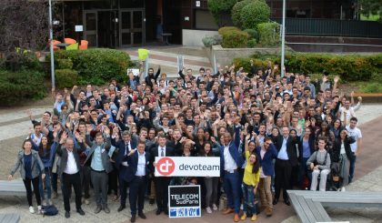 Photo de la promotion 2017-2020 avec leur parrain Devoteam