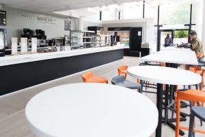Table, chaise et comptoir du délimarché, cafétéria de Télécom SudParis