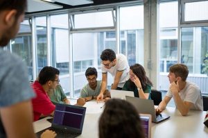 Etudiants qui travaillent à etoile incubateur