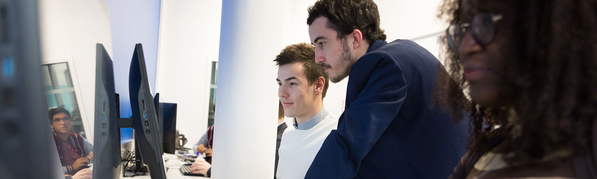 Etudiants devant écran