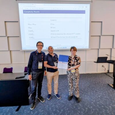 Photo de Badran Raddaoui et Yurun Gu recevant leur prix