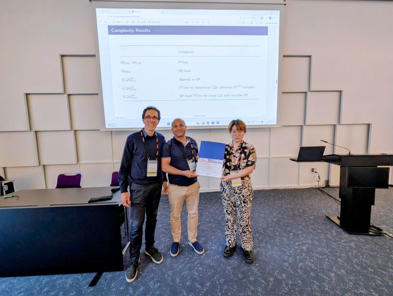 Photo de Badran Raddaoui et Yurun Gu recevant leur prix